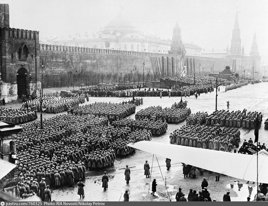 День проведения военного парада на Красной площади в городе Москве в ознаменование двадцать четвертой годовщины Великой Октябрьской социалистической революции (1941 год)