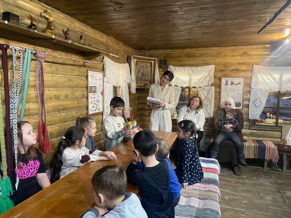 Ребята из детского сада «Умка» вместе с родителями посетили экспозицию «Мир русской избы»